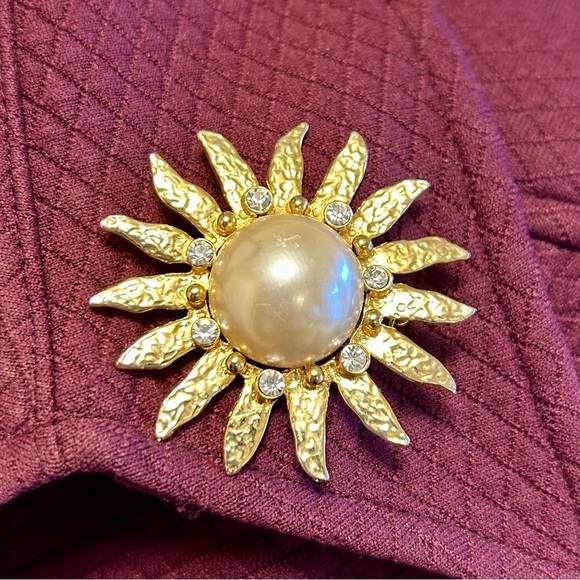 Vintage Sunburst Brooch Faux Pearl Center Pin Goldtone Textured Rays Crystals - Picture 3 of 10